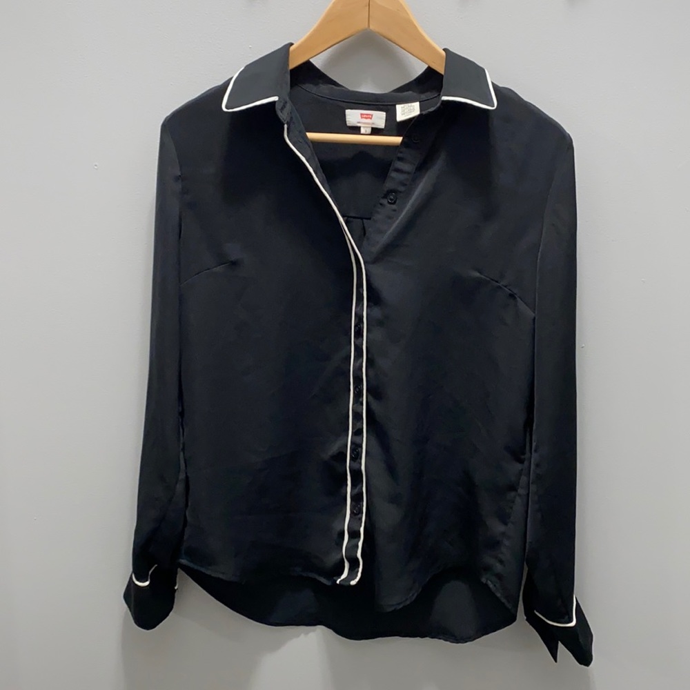 Levi’s small button up in silk like material